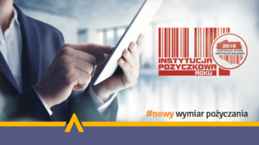 mężczyzna w ciemno niebieskim garniturze trzymający w lewej ręce tablet