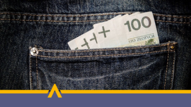 gotówka w tylnej kieszeni dżinsów