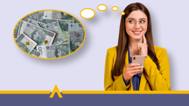 Uśmiechnięta kobieta w żółtej marynarce z telefonem myśląca o pieniądzach – grafika z polskimi banknotami w chmurze myśli