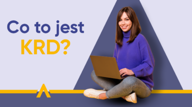 Uśmiechnięta kobieta z laptopem siedząca obok napisu "Co to jest KRD?"